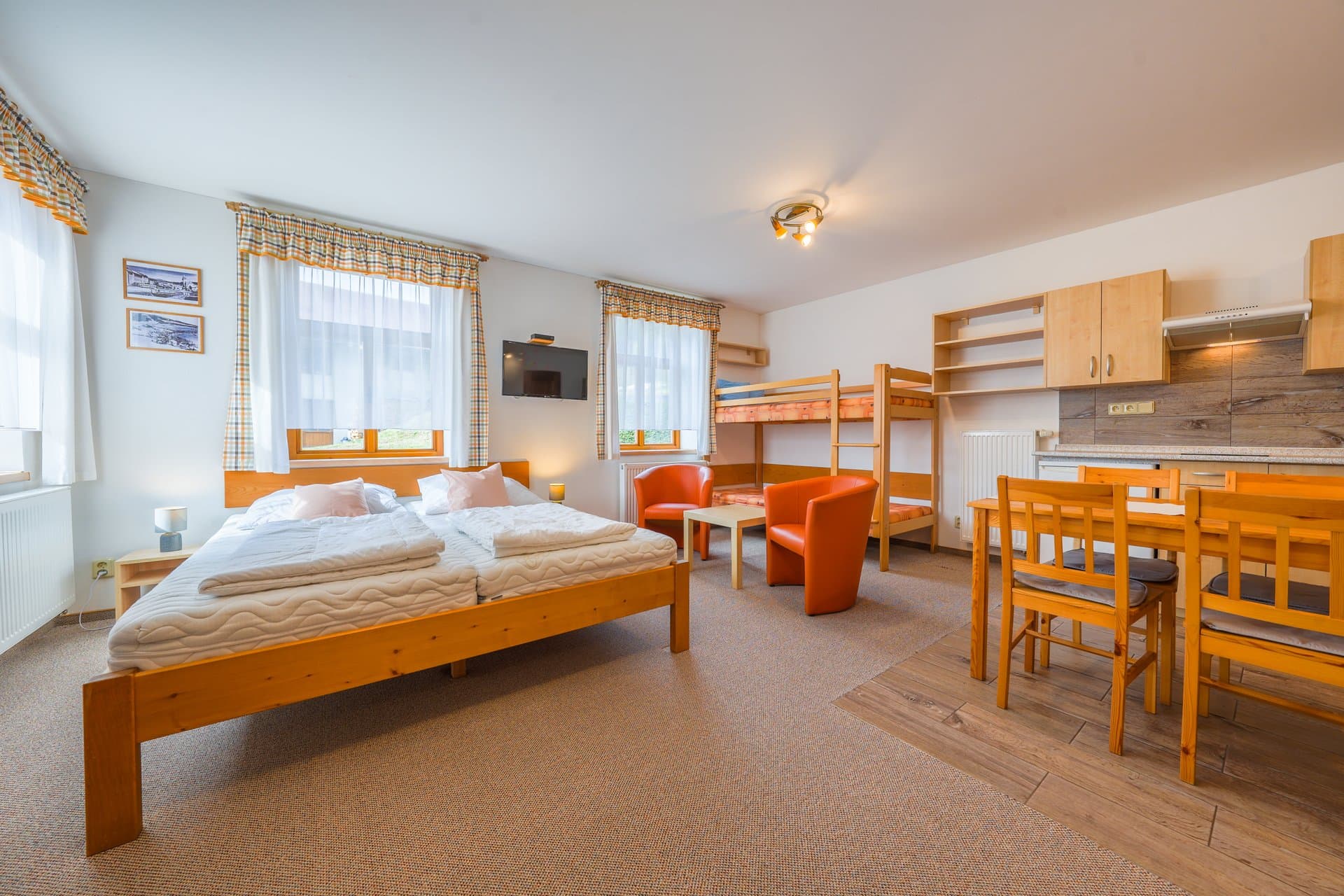 Apartmán 1 – manželská postel, palanda a kuchyňský kout