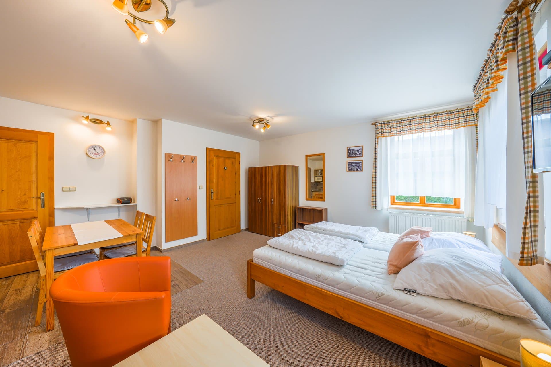 Apartmán 1 – ložnice s manželskou postelí a výhledem do přírody