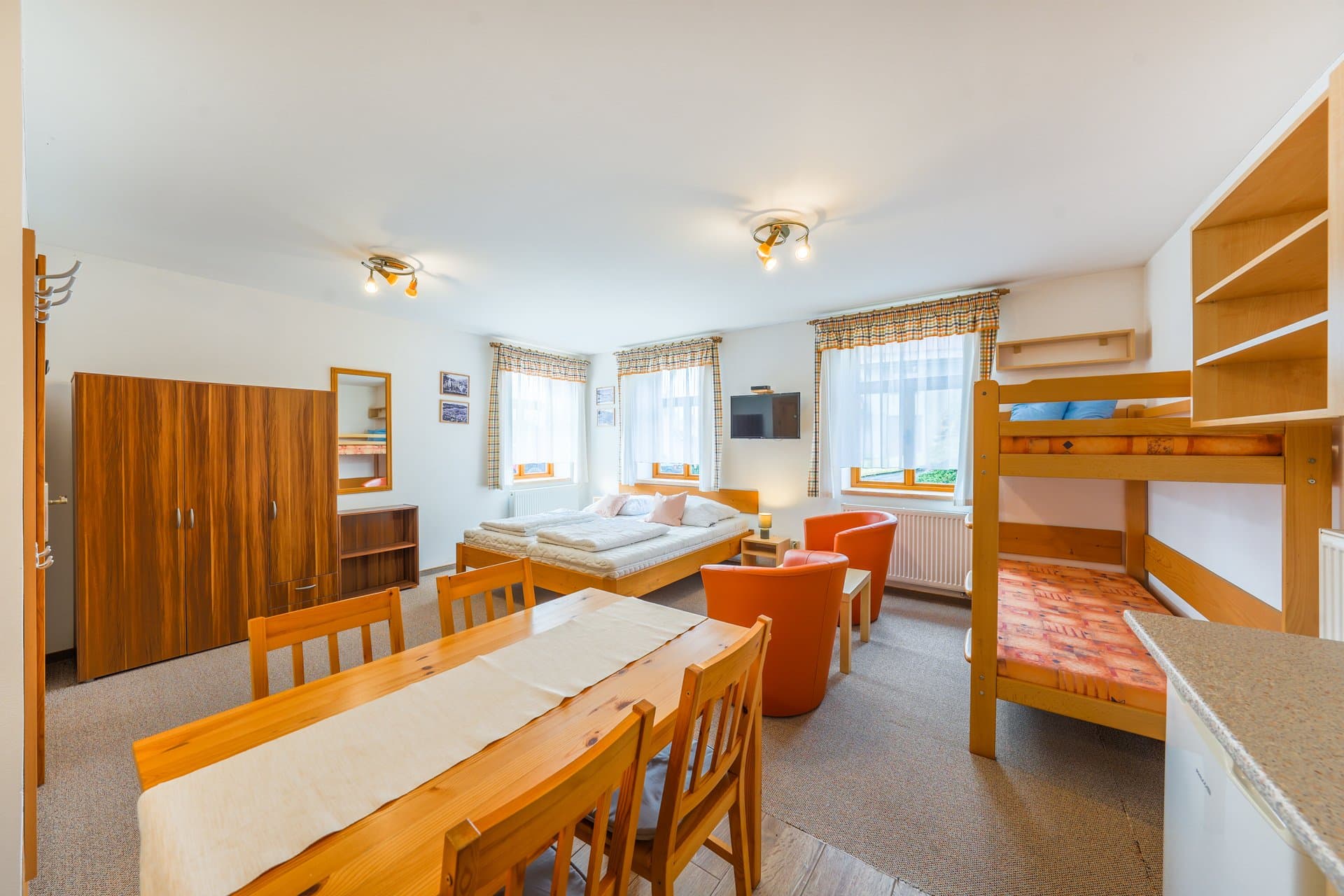 Apartmán 1 – jídelní kout, palanda a televize