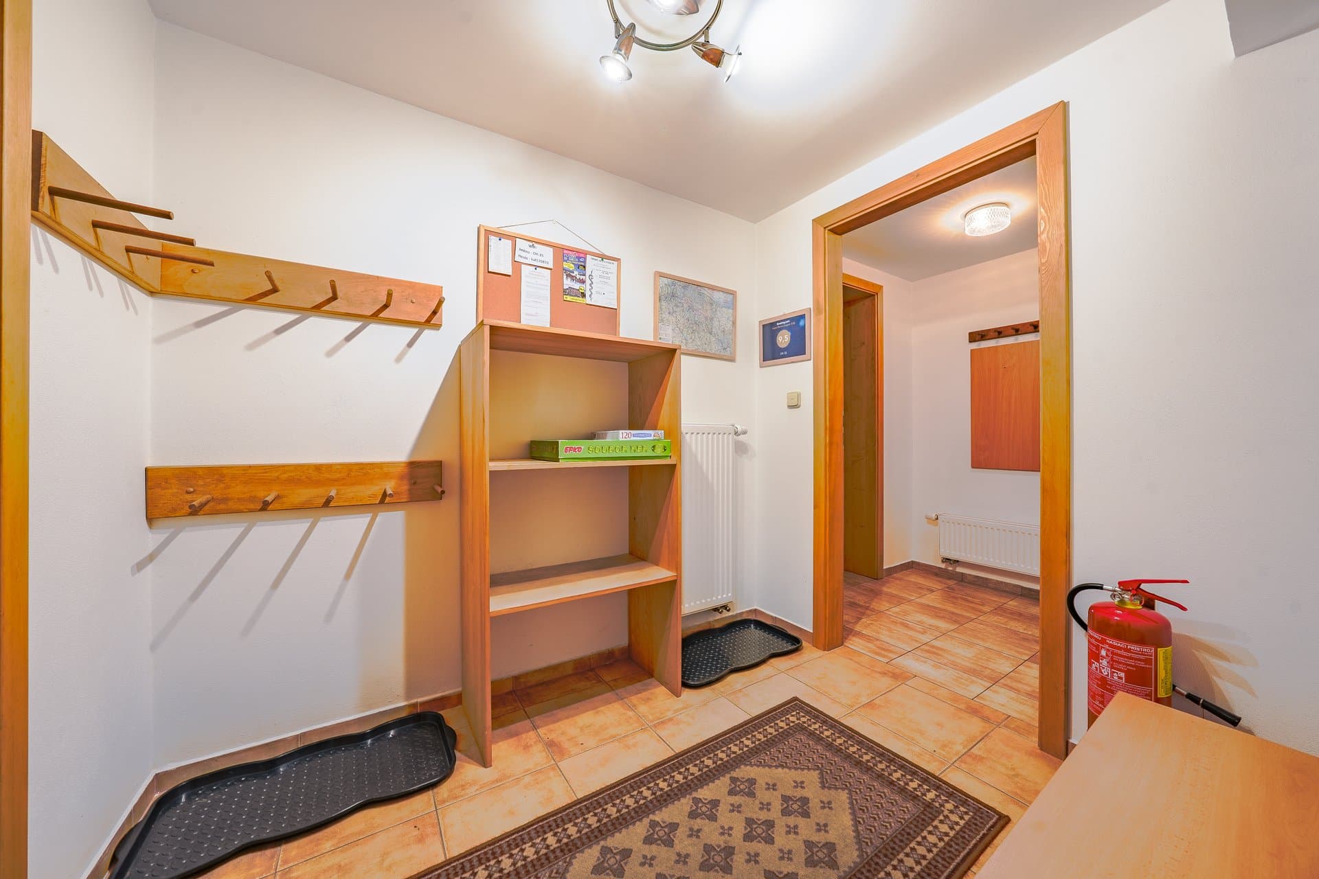 Apartmán 1 – předsíň s věšáky a úložným prostorem